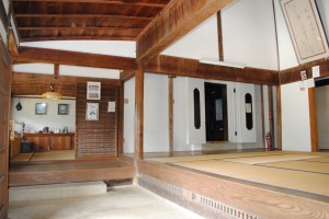 土間の向こうに2つの畳の和室が見えている、若桜町歴史民俗資料館の室内の写真