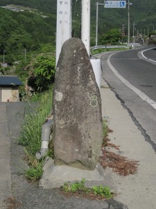 車道沿いにある伊勢道の道標（つく米1）の石の建造物の写真