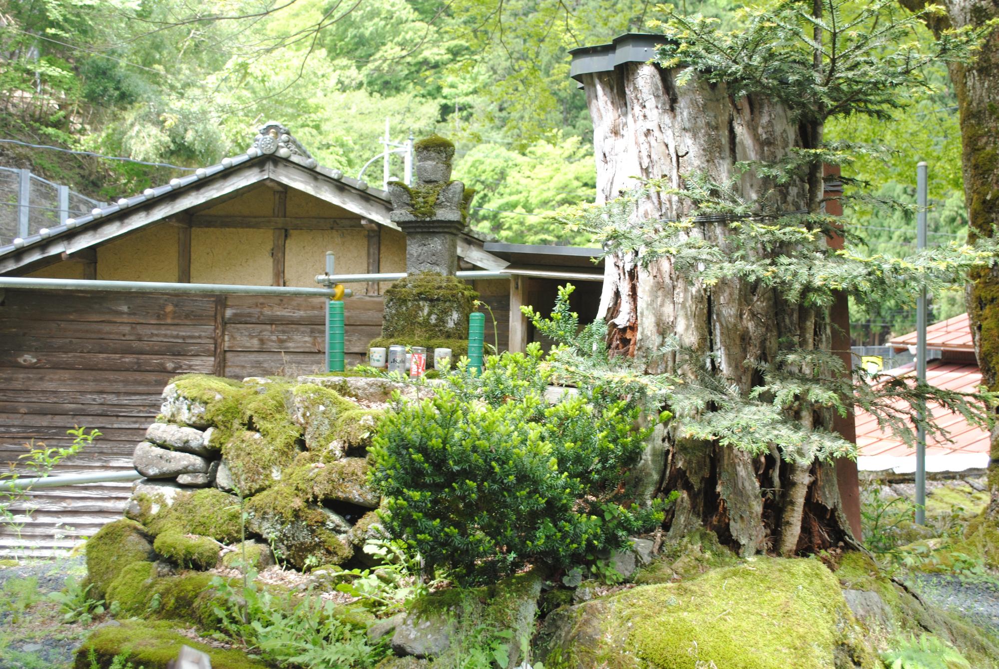 平経盛の墓とされる宝篋印塔
