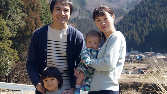 インタビューに応じた千葉さんご家族のポートレート写真