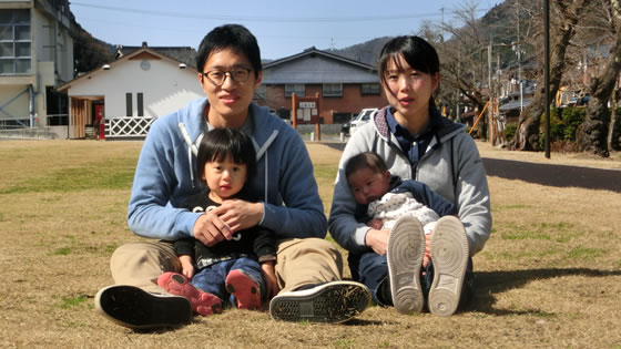 インタビューに応じた藤原さんご家族のポートレート写真