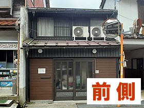本通に面した2階建てのお家の写真。