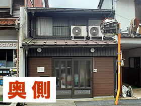 本通に面した2階建てのお家の写真