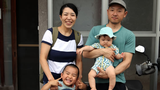 インタビューに応じた太田さんご家族のポートレート写真