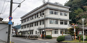若桜町役場の建物外観の写真