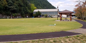 八幡広場の写真。広場に東屋が建っている。