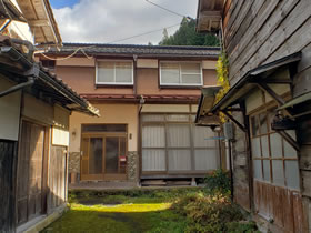 古民家で木小屋、作業小屋、味噌蔵もある敷地の広い家の写真