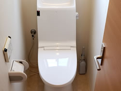洋式便器が設けられた、和風おためし住宅のトイレの内装写真