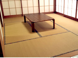 6畳の畳の上に座卓が備え付けられた、和風おためし住宅の和室（1）の内装写真