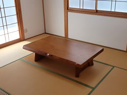 畳の上に座卓が備え付けられた、洋風おためし住宅の和室の内装写真