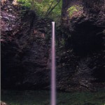 岩上の紅葉の間から一本の白い糸のように流れ落ちる大鹿滝の写真