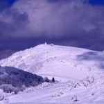 雪原から山頂を望んだ写真
