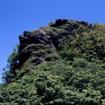 山頂近くの甑岩の写真