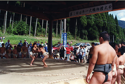 日本一大幟相撲大会で子供たちが相撲試合をしている写真