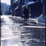 消雪装置が作動して道路の雪を溶かしている若桜宿内の本通りの写真