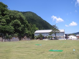 八幡広間敷地内に設けられた、グラウンド・ゴルフコースの風景写真