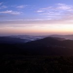 山頂から南東（兵庫県宍粟市）方面に向けて見える朝方の青白くなった空の写真