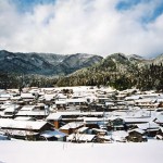山に囲まれ雪に覆われた吉川の写真