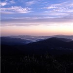 山頂から北東（兵庫県養父市）方面に向けて見える朝方の青白くなった空の写真