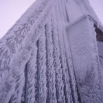 雪に覆われた三ノ丸避難小屋の写真