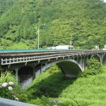 八東川に架かっている橋長83メートルの若桜橋の写真