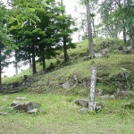 「史跡 若桜鬼ヶ城跡」と書かれた看板が立っている鬼ヶ城跡の写真