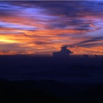 山頂から東（兵庫県）方面に向けて見える日の出前の空の写真