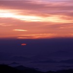 雲の隙間から太陽が見え始めた写真