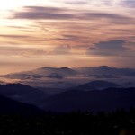山頂から北東（兵庫県養父市）方面に向けて見える朝焼けの写真