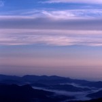 山頂から北東（兵庫県養父市）方面に向けて見える朝方の空の写真