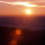 雲の隙間から太陽が出きって朝日が差している写真