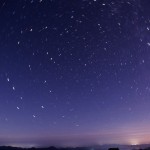 長時間露光で撮影した山頂から望む星空の写真