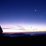 山頂から望む夜明け前の星空の写真
