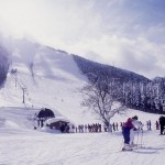 リフトに沢山の人が並んでいる氷ノ山スキー場の写真