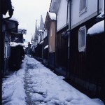 積もった雪が溶けかけている冬の蔵通りの写真