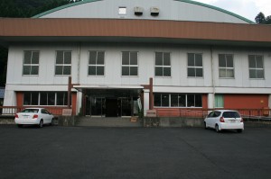 若桜町立第1町民体育館の建物外観の写真。建物北面中央に正面玄関が設けられている様子が確認できる