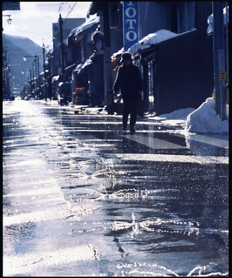 消雪装置が作動して道路の雪を溶かしている若桜宿内の本通りの写真