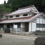 土蔵造りの建物である歴史民俗資料館の外観の写真