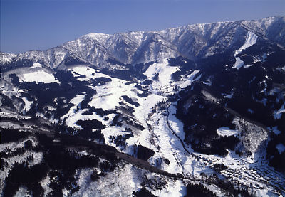 春近くの純白の雪に覆われた氷ノ山の写真