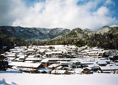 山に囲まれ雪に覆われた吉川の写真