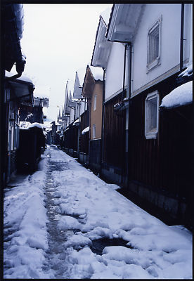 積もった雪が溶けかけている冬の蔵通りの写真