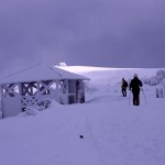 雪で覆われた三ノ丸休憩所の写真