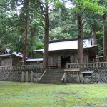 土塁の上に築かれている若桜神社の外観の写真