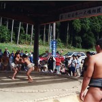 日本一大幟相撲大会で子供たちが相撲をしている写真