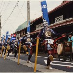 武者の格好をしながら太鼓を叩き歩いている若桜神社大祭の武者行列の写真