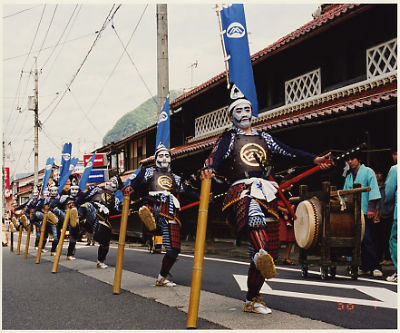 武者の格好をしながら太鼓を叩き歩いている若桜神社大祭の武者行列の写真