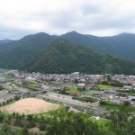 山に囲まれている若桜宿全体の写真